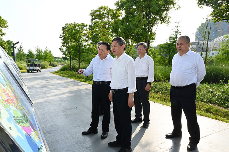 生態環境部部長黃潤秋赴湖北武漢調研生態環境保護工作